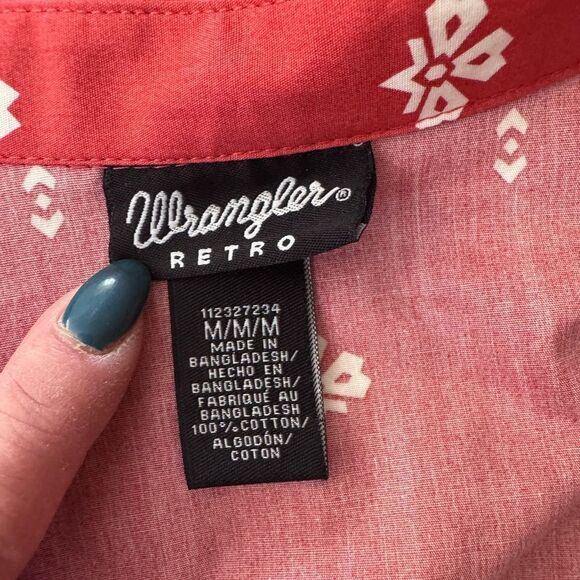 WRANGLER WOMEN'S RETRO AMERICANA BANDANA RED SHIRT NWOT
SZ M - Picture 4 of 5